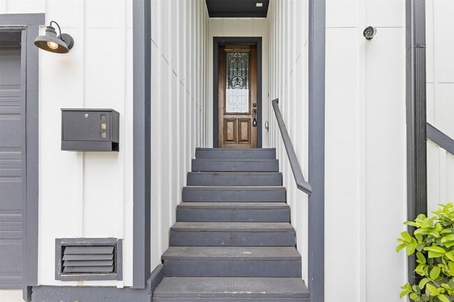 Building Photo - 806 E 39th St