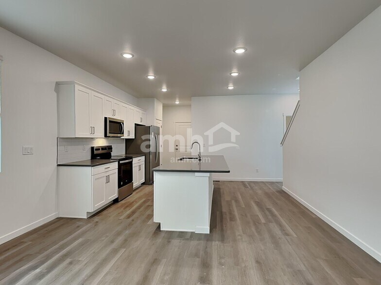 Building Photo - 340 N Addison Way