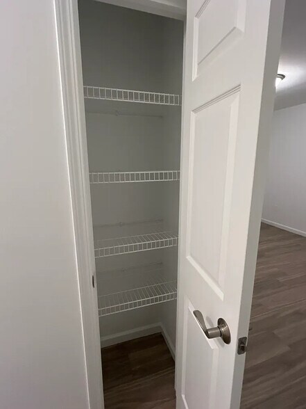 Building Photo - 156 Grove Ave