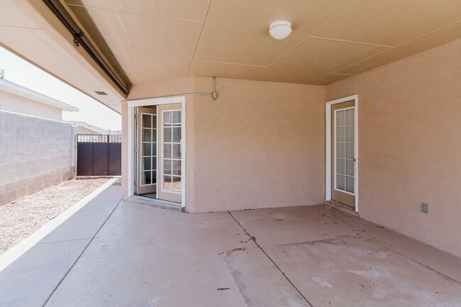 Building Photo - Spacious 4 Bedroom 2 Bath Home near Shopping