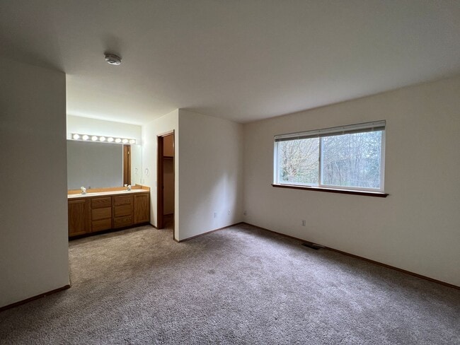 Building Photo - Single Story 2 Bdrm Duplex - Near Lake Goo...