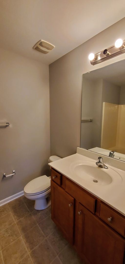 Building Photo - Beautiful 3 story townhome in Charlotte, NC