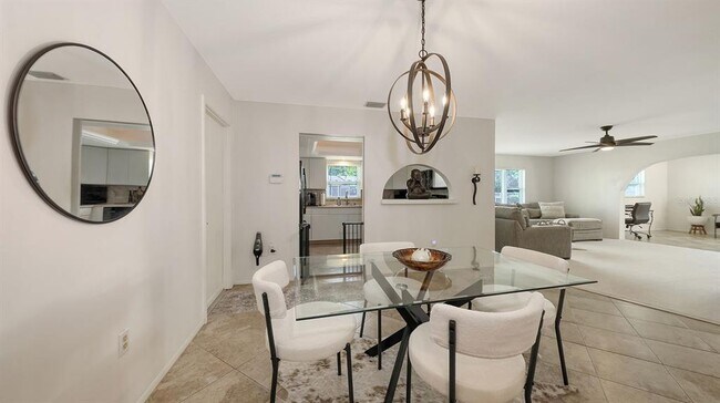 Building Photo - 6717 Roxbury Dr