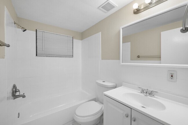 Building Photo - Beautiful 3bdrm/2bath home with attached garage and large yard $1,595.00 ** Ready Now** MOVE IN B...