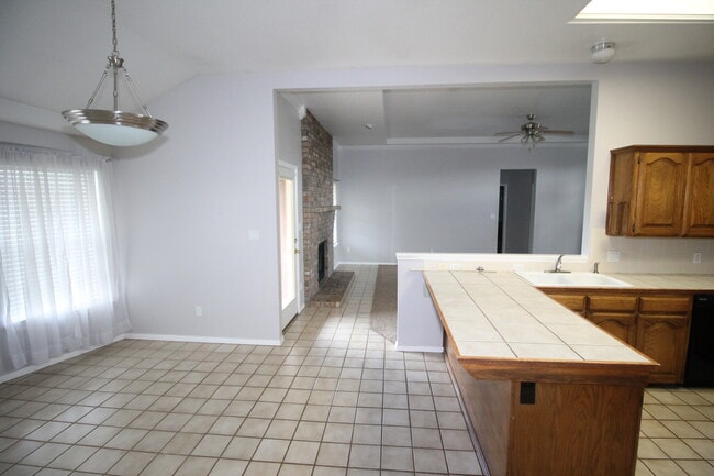 Building Photo - 2300 Northglen Dr