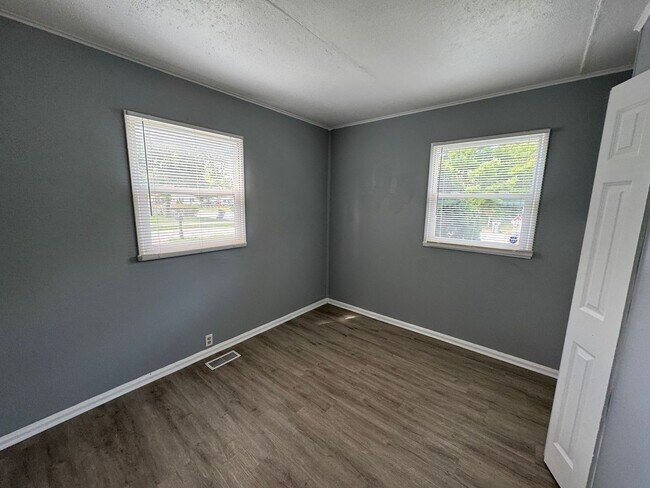Building Photo - Eagledale 3 Bedroom 1 Bath
