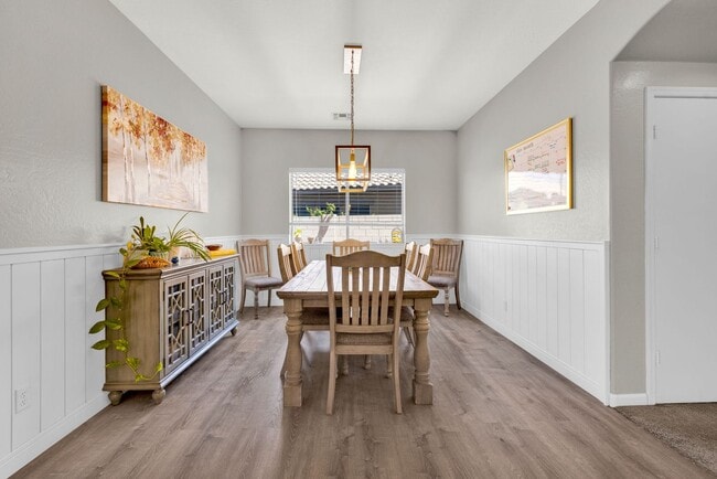 Building Photo - Stylish Home with Loft, Den, Great Room & ...