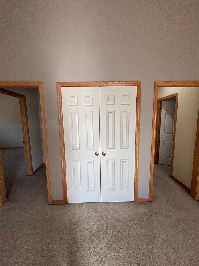 Building Photo - Spacious 3 bed / 2.5 bath Townhome in Millard