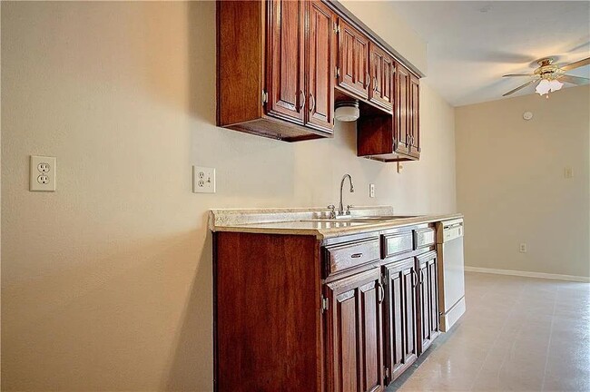 Building Photo - 3414 Chesapeake Dr