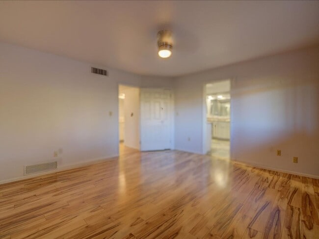 Building Photo - 4 Bedrooms, 3 Bathrooms