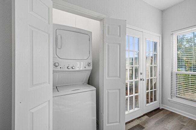 Building Photo - 9009 Richmond Ave.