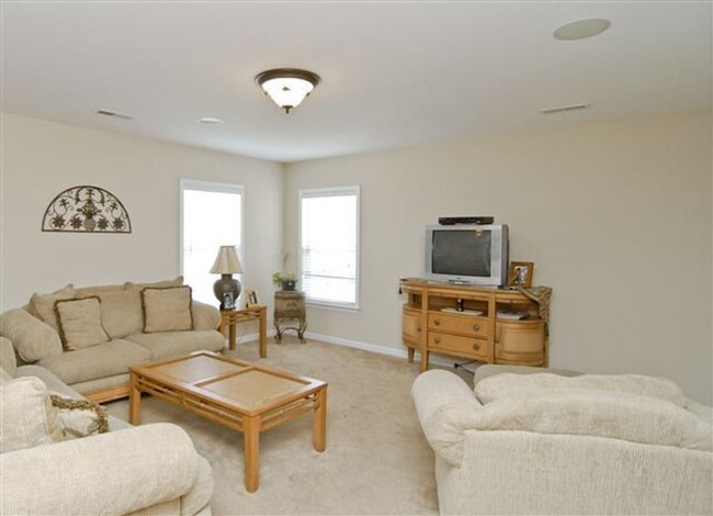 Building Photo - Large 4BR/3BA Available May 15th