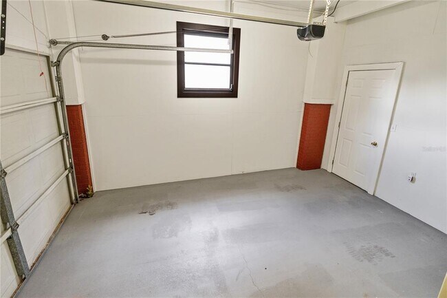 Building Photo - 409 S Willow Ave