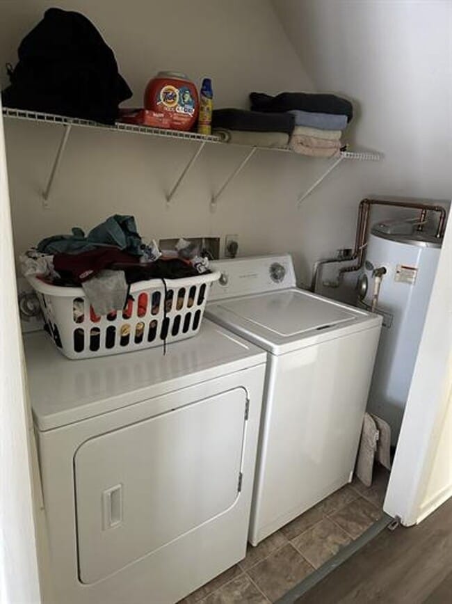 Building Photo - Spacious Townhome Near Campus