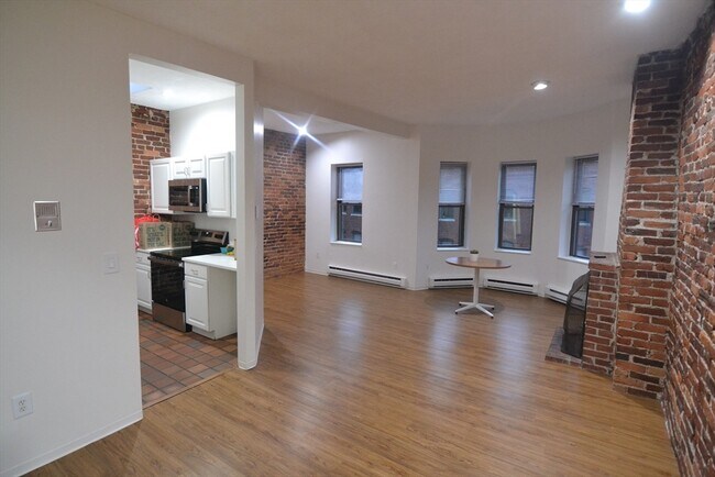 Building Photo - 67 St Germain St