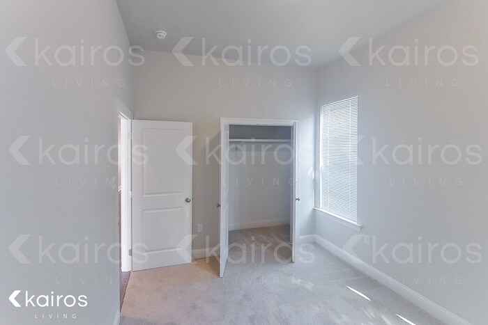 Building Photo - 4816 W Dacha Ln