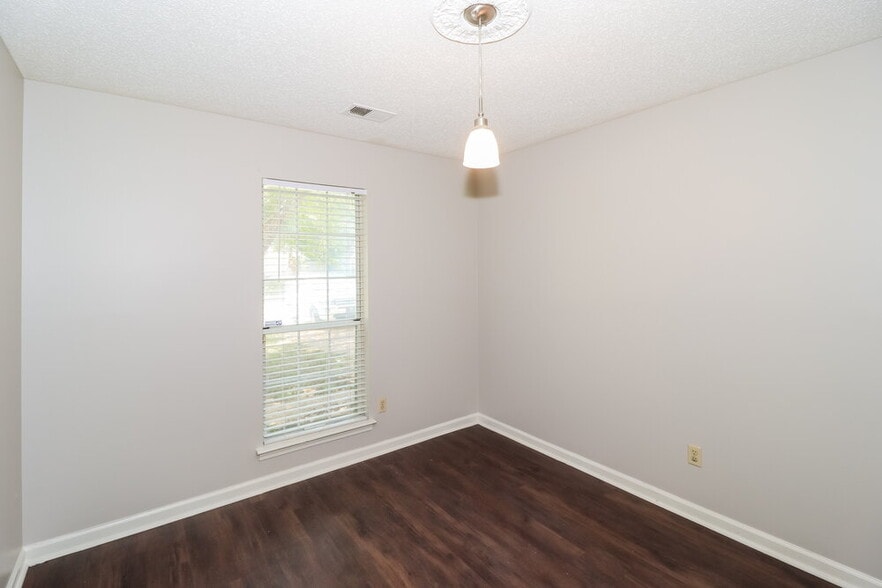 Building Photo - 5686 Richburg Ave