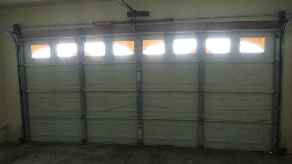 2 car garage - 1113 Seabreeze Way