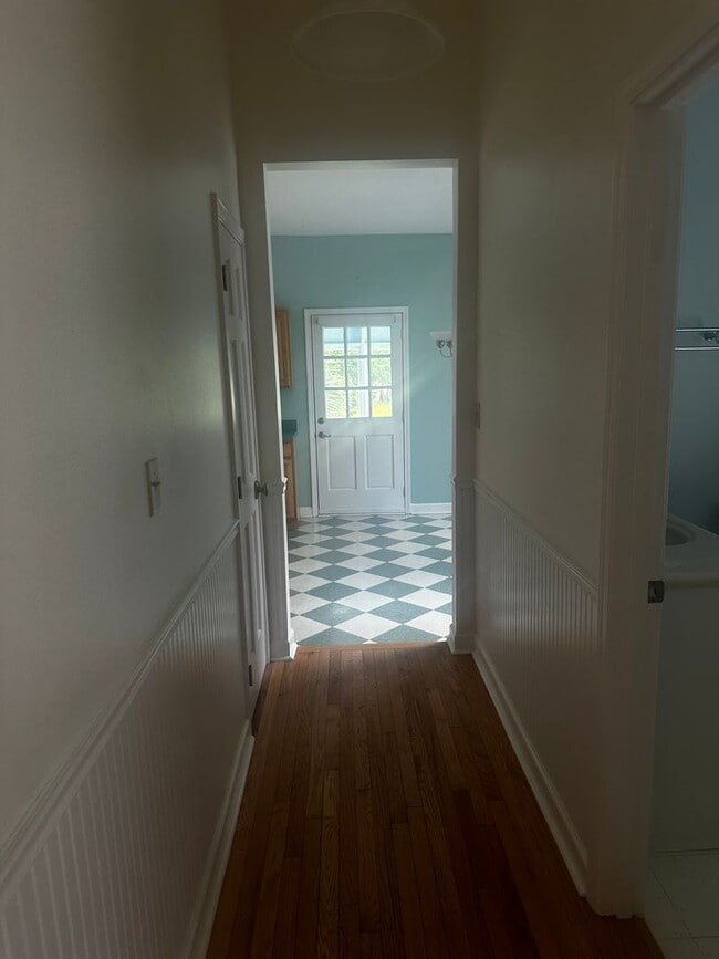 Building Photo - Charming Cottage!