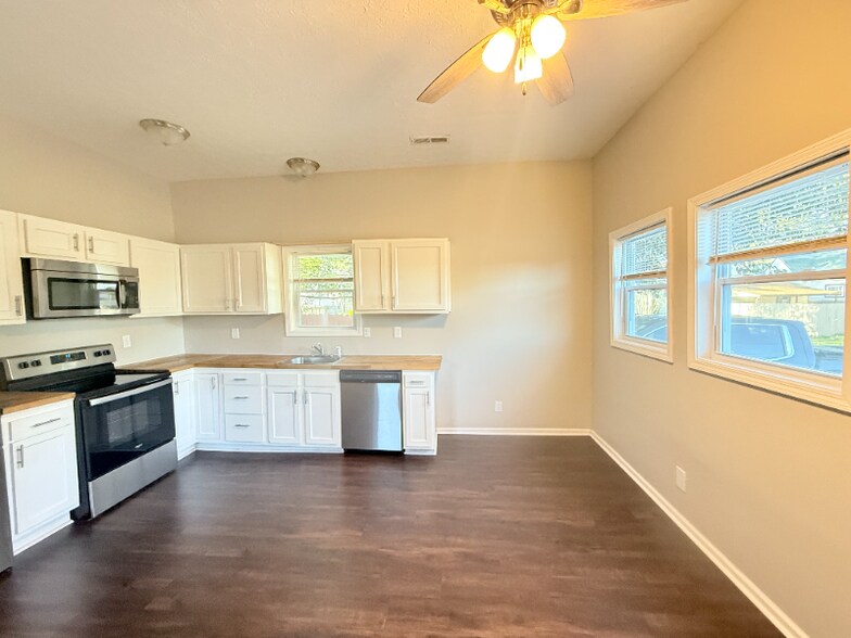 Building Photo - 417 E 18th St