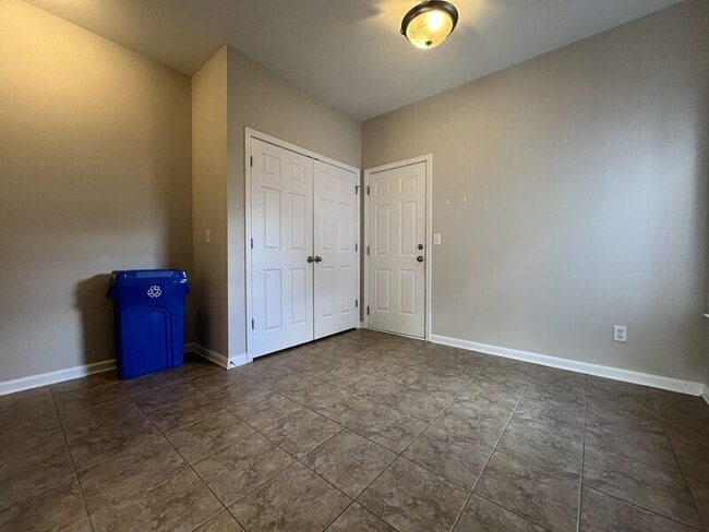 Building Photo - 2004 Helleri Dr