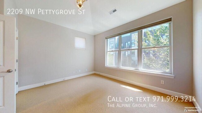 Building Photo - 2209 NW Pettygrove St