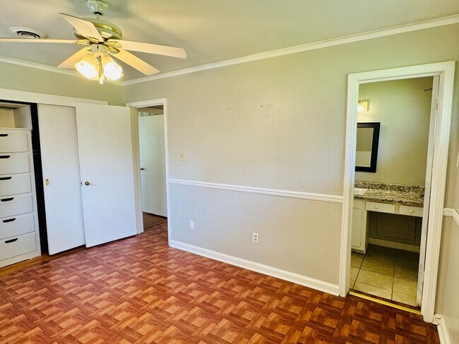 Building Photo - 3-Bedroom -Bright, Charming, and Move-In R...