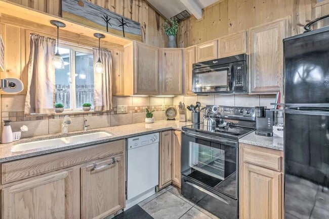 Building Photo - 110 Pippin St