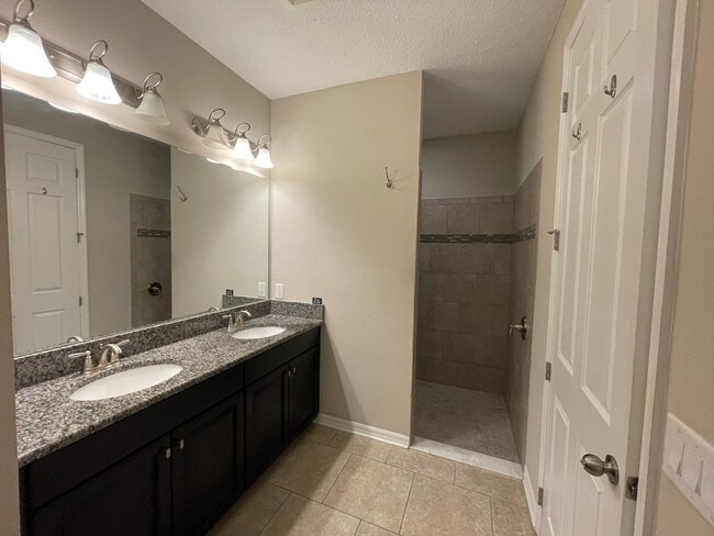 Building Photo - Open and Airy Home in Talavera