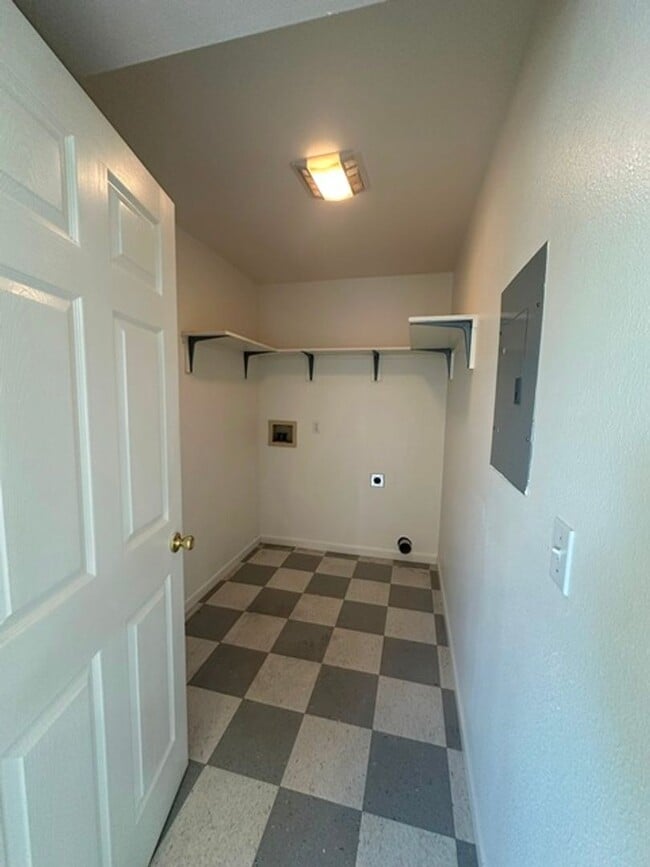 Building Photo - 2 Bedroom Townhouse