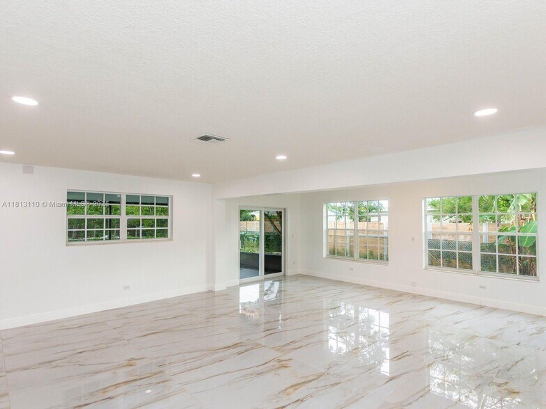 Building Photo - 611 SW 64th Way
