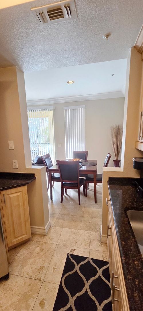 Building Photo - Short or long term available! Beautifl furnished 1 bedroom located in the heart of the strip!