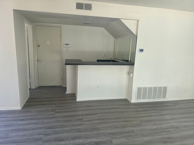 Building Photo - PERFECT 3 bedroom 2.5 bath Pool Home!