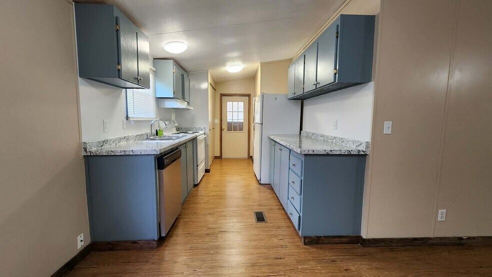 Building Photo - 590 Canal Ln