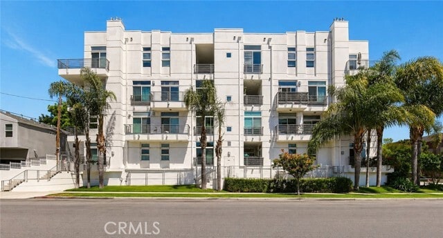 Building Photo - 401 N Serrano Ave