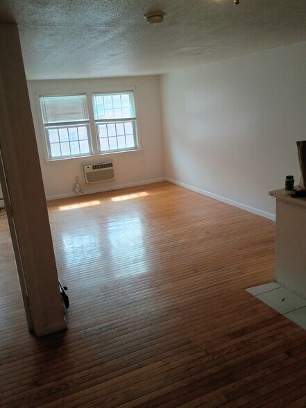 Building Photo - 4 Carriage Hill Rd