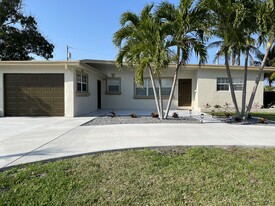 Building Photo - 307 E Kalmia Dr