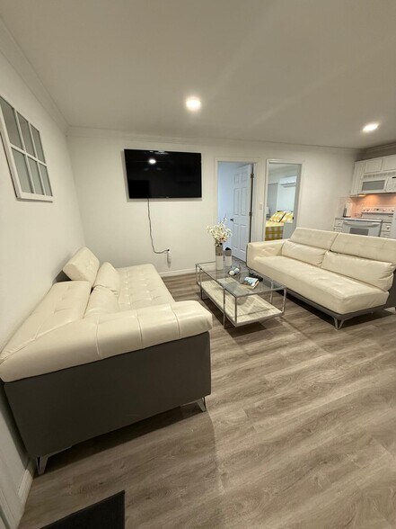 Building Photo - 2405 Roslyn Ln