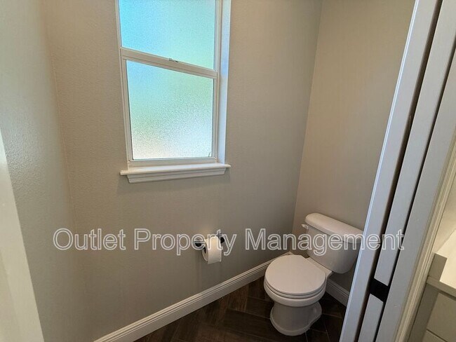 Building Photo - 926 Feather Dr