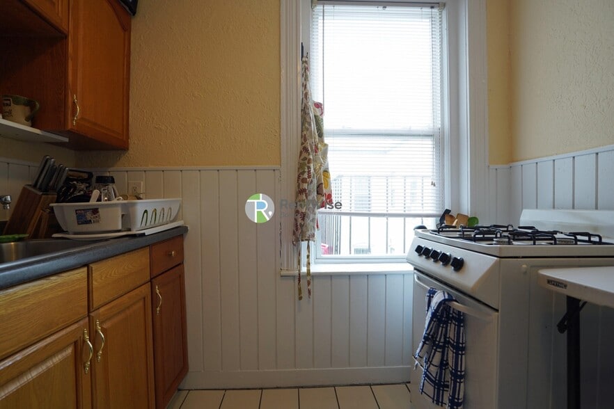 Building Photo - 76 Gordon St