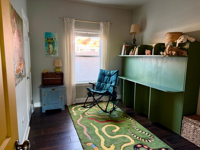 Building Photo - 2201 E 20th St