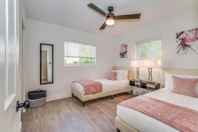 Building Photo - 834 SW 14th Ct