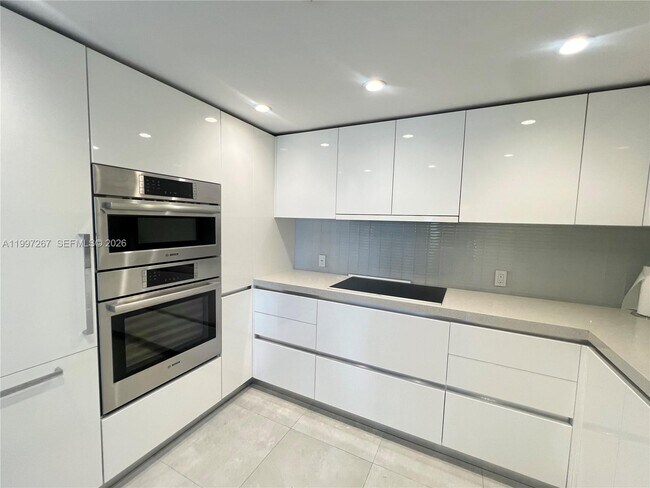 Building Photo - 7832 Collins Ave