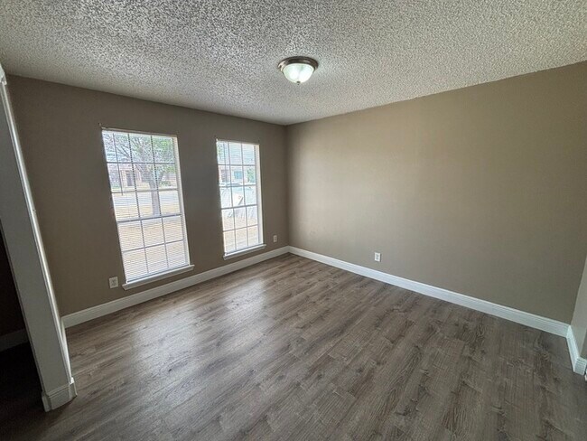 Building Photo - 3 bed 2 bath home