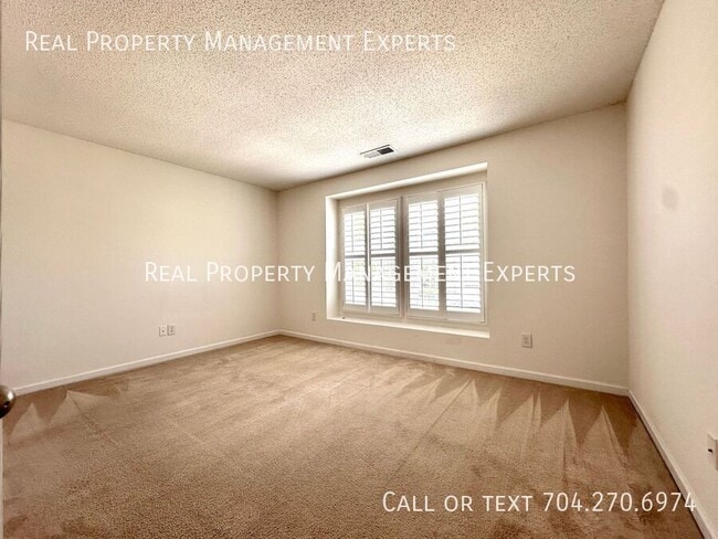 Building Photo - 10834 Glenluce Ave