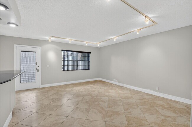 Building Photo - 447 Flanders I