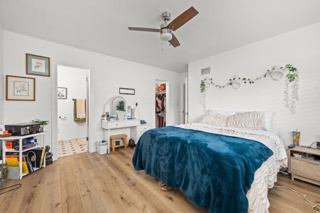 Building Photo - Semi furnished!