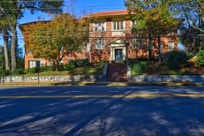 Piedmont Avenue entrance with Della-Manta Apartments inscription - 1 S Prado NE