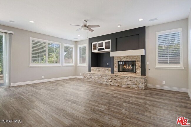 Building Photo - 335 Kitetail St