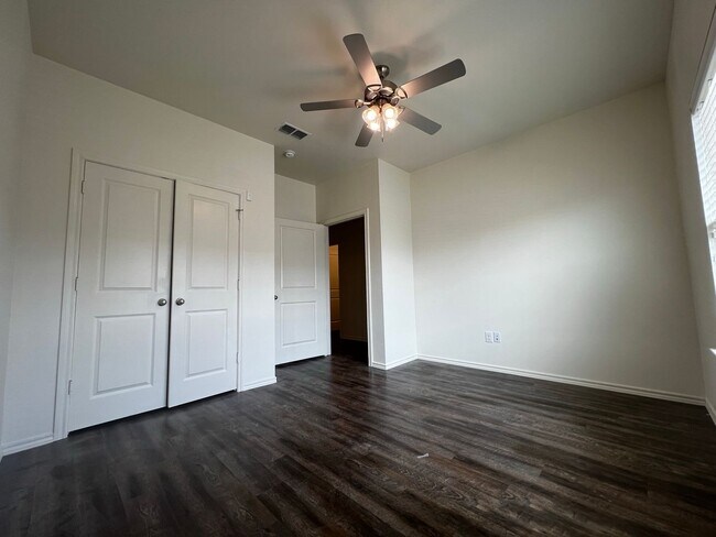 Building Photo - JULY PRE-LEASE! Spacious Townhome